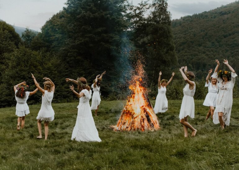 kobiety tańczące wokół ogniska